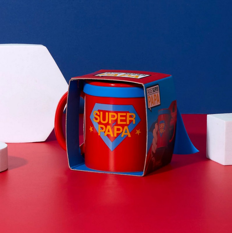 Tazza mug in ceramica decorata con mantello e scritta “Super Papà” in stile supereroe, una fantastica idea regalo per i papà!
